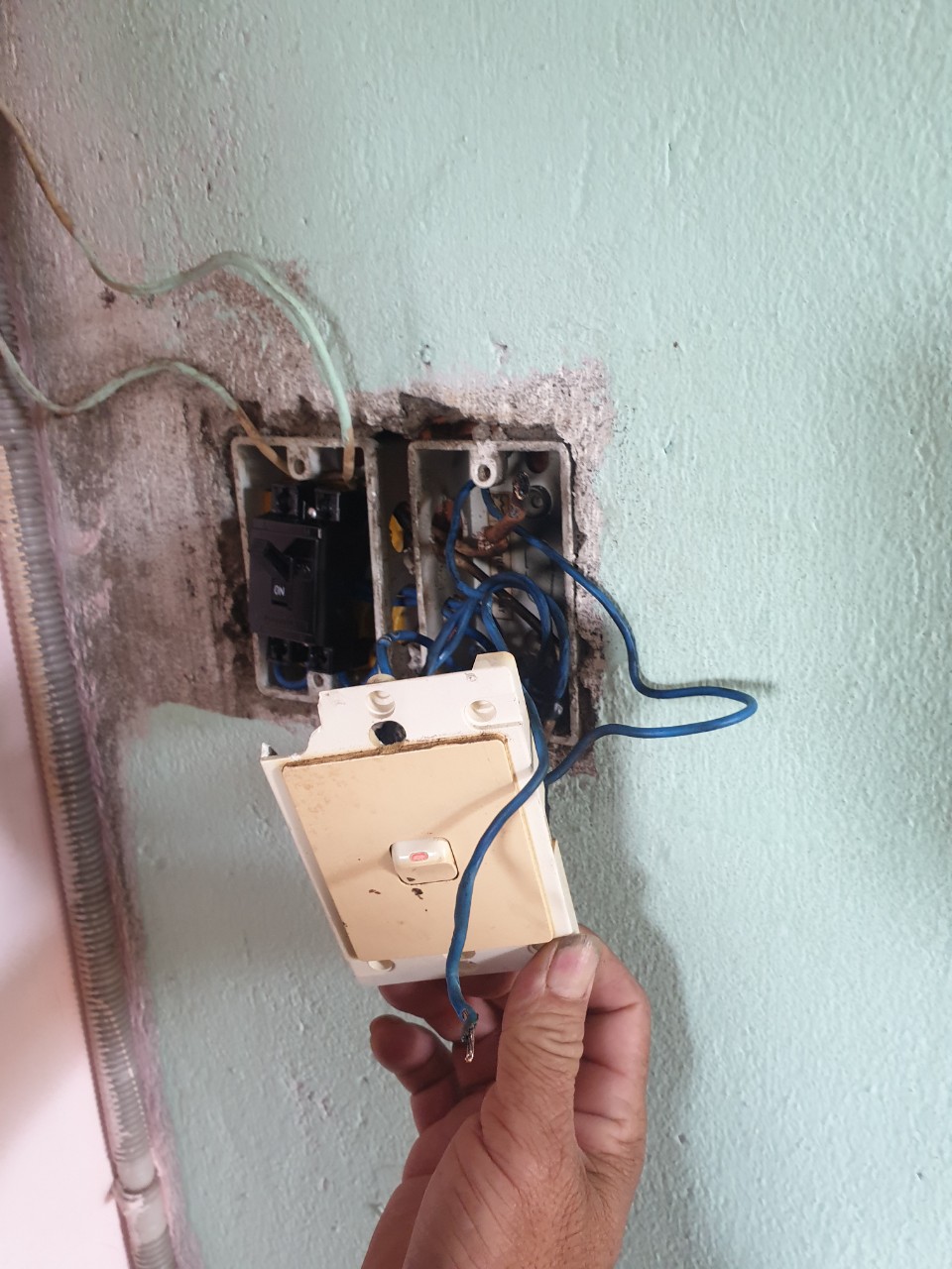 sửa chập điện trong nhà